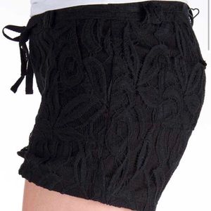Daytrip lace black shorts
